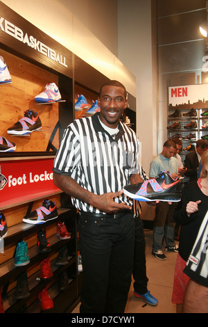 Amare Stoudemire präsentiert eine Auswahl seiner eigenen Schuh-Sammlung einschließlich der neuen Nike Air Max Sweep bei Foot Locker Stockfoto