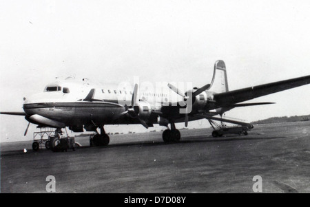 Das Daniels-Album enthält Fotos, die am Flughafen Allegheny County mit einem DC-4-Flugzeug aufgenommen wurden. Diese Bilder aus der Zeit nach dem Zweiten Weltkrieg von Charles Daniels geben Einblicke in die Geschichte der Luftfahrt und zeigen sowohl die kommerzielle als auch militärische Bedeutung von Flugzeugen wie der DC-4 in den 1940er Jahren Stockfoto