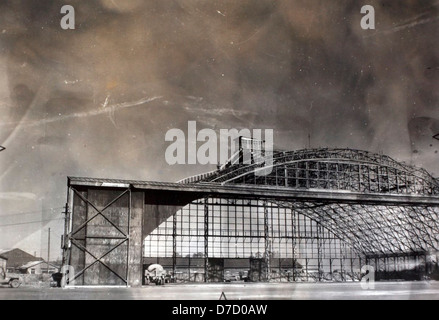 Das 15 Daniels Album von Charles Daniels enthält Bilder, die im Dezember 1945 in Chofu in Japan aufgenommen wurden. Diese Fotos dokumentieren die unmittelbare Nachkriegszeit in Japan und zeigen Militärpersonal, Infrastruktur und die frühen Phasen der Erholung und Besetzung des Landes nach dem Zweiten Weltkrieg Stockfoto