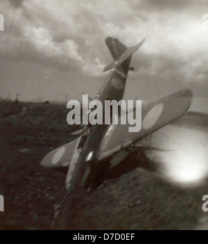Charles Daniels 15. Album zeigt japanische Flugzeuge aus dem Zweiten Weltkrieg. Die Sammlung enthält Bilder verschiedener Militärflugzeuge, die Japan während des Krieges verwendet hat, und gibt Einblick in ihre Designs und Rollen im Kampf. Stockfoto