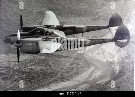 Charles Daniels Album enthält Bilder der P-38 Lightning, eines Kampfflugzeugs aus dem Zweiten Weltkrieg, das für sein unverwechselbares Design mit zwei Boomen bekannt ist. Die P-38 spielte eine entscheidende Rolle im Kampf während des Zweiten Weltkriegs, insbesondere im pazifischen und europäischen Theater. Stockfoto
