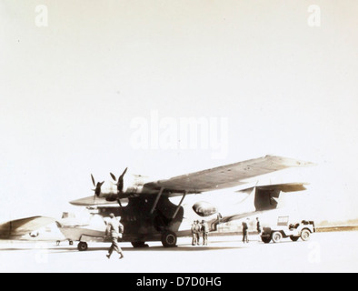 Charles Daniels’ Album aus dem Jahr 1946 enthält ein Bild des PBY-Flugzeugs, das seine Rolle während und nach dem Zweiten Weltkrieg dokumentiert. Das PBY war ein wichtiges Flugzeug für Seefahrtpatrouillen- und Aufklärungsoperationen während des Krieges und darüber hinaus. Stockfoto