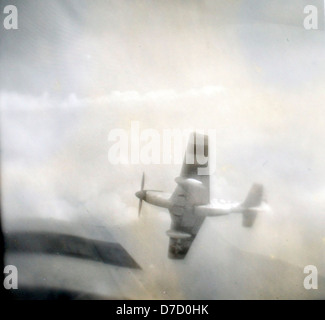 Charles Daniels’ Album enthält Fotos, die Callor von seiner F-6 während des Zweiten Weltkriegs aufgenommen hat und die Operationen in Japan während des Konflikts dokumentiert. Diese Bilder geben Einblicke in Aufklärungsmissionen aus der Luft. Stockfoto