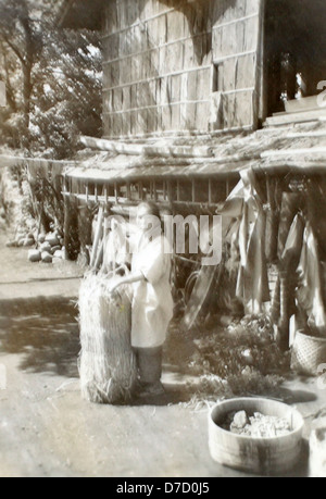 Das Album „15 Daniels“ enthält Fotografien von Menschen in Honshu, Japan, die Charles Daniels während des Zweiten Weltkriegs aufgenommen hat. Diese Bilder bieten einen Einblick in das tägliche Leben und die Umgebung der Menschen in Japan während des Konflikts und halten historische Momente mit einem Fokus auf lokale Individuen fest. Stockfoto