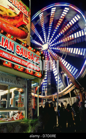 Eine Nachtaufnahme der Riesenrad und Hot-Dog stand Dixie klassische Messe. Stockfoto