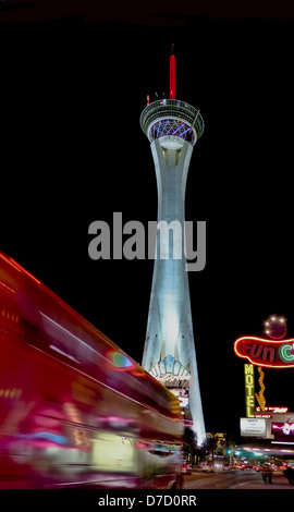 Das Stratosphere Casino nachts aus Las Vegas Blvd. Stockfoto