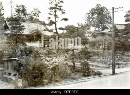 Charles Daniels’ Album enthält Fotos aus dem Jahr 1946 in Honsu, Japan, die das Leben nach dem Zweiten Weltkrieg und die US-Militärpräsenz in Japan nach dem Krieg zeigen. Diese Fotos geben einen visuellen Überblick über die Besatzungszeit und die Wiederaufbaubemühungen. Stockfoto
