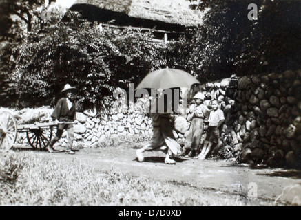 Dieses Bild aus Charles Daniels' Sammlung zeigt japanische Bürger während des Zweiten Weltkriegs. Es dient als historische Aufzeichnung von Kriegserfahrungen und trägt dazu bei, die Auswirkungen des Krieges auf Zivilisten zu verstehen. Stockfoto