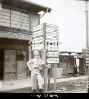 Das Album 15 Daniels enthält Fotos, die Lt. Callo Charles Daniels während seines Dienstes in Japan während des Zweiten Weltkriegs aufgenommen hat. Diese Bilder liefern eine historische Aufzeichnung des militärischen Lebens und der Ereignisse im pazifischen Theater während des Krieges. Stockfoto