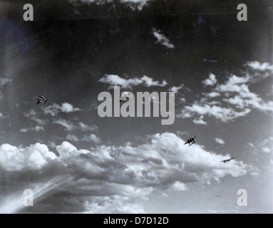 Das 15 Daniels Album enthält Bilder von drei F-5-Kampfflugzeugen. Die F-5 war ein leichter Kampfflugzeug, der von mehreren Luftstreitkräften weltweit eingesetzt wurde und für seine Vielseitigkeit und Zuverlässigkeit sowohl im Luftkampf als auch im Training bekannt ist. Diese Fotos dokumentieren die Flugzeuge, die während verschiedener Betriebszeiten in Betrieb sind. Stockfoto