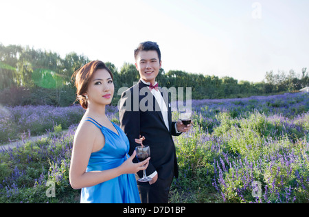 Tragen Abendkleid Mode junger Mann und Frau in der privaten Anwesen Stockfoto