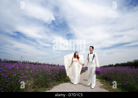 Romantisches Lavendel Hochzeitspaar Stockfoto