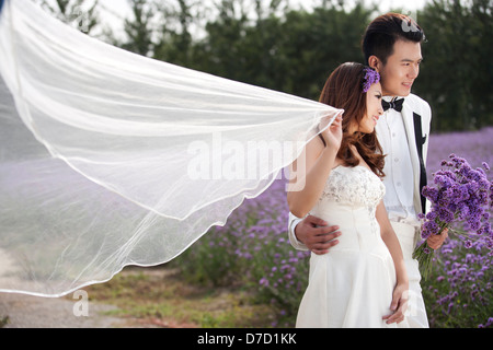 Romantisches Lavendel Hochzeitspaar Stockfoto