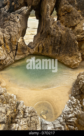 Ein Pool und Kalkstein Felsformationen am Schleifer Punkt am Cape Liptrap Coastal Park Victoria Australien Stockfoto