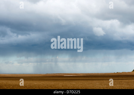 Regenwolken über dem Meer, Holkham Bay Stockfoto