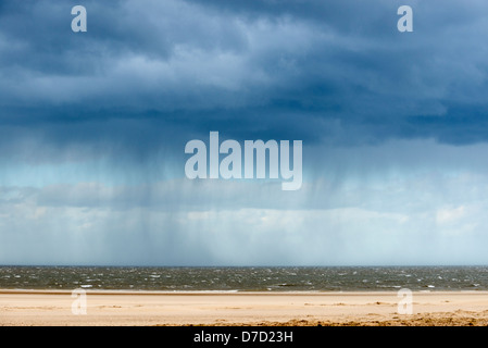 Regenwolken über dem Meer, Holkham Bay Stockfoto