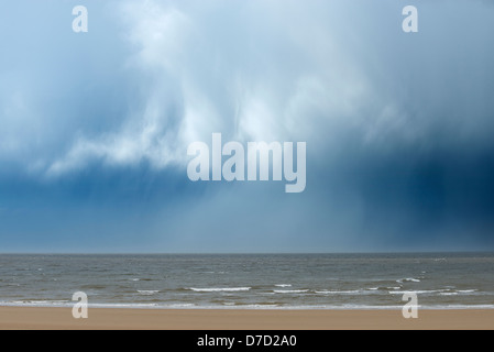 Regenwolken über dem Meer, Holkham Bay Stockfoto