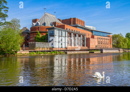 Das Royal Shakespeare Theatre, die Heimat der Royal Shakespeare Company, spiegelt sich im Fluss Avon wider... Stockfoto