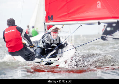 Wirral, UK. 3. Mai 2013. Wettbewerber Decend auf West Kirby marine See, Wirral, für renommierte internationale Schlauchboot Segel-Event der Wilson Trophy Regatta. Bildnachweis: Steve Hirsch / Alamy Live News Stockfoto