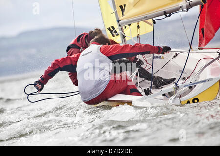 Wirral, UK. 3. Mai 2013. Wettbewerber Decend auf West Kirby marine See, Wirral, für renommierte internationale Schlauchboot Segel-Event der Wilson Trophy Regatta. Bildnachweis: Steve Hirsch / Alamy Live News Stockfoto