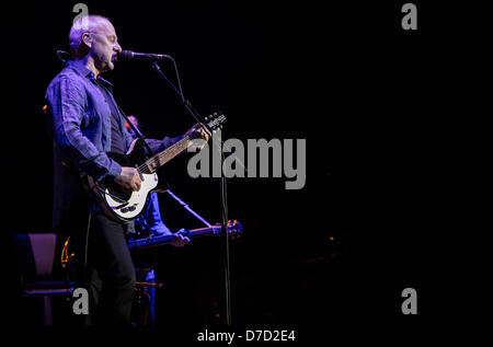 Assago, Mailand, Italien. 3. Mai 2013. Mark Knopfler führt in Mailand in das zweite Datum seines "Privateering European Tour 2013". Bildnachweis: Rodolfo weitertransferiert / Alamy Live News Stockfoto