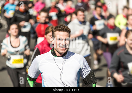Sportlichen Mann in seinen Vierzigern läuft einen marathon Stockfoto