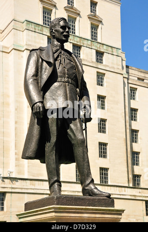 London, England, Vereinigtes Königreich. Statue von Lord Hugh Trenchard in Victoria Embankment Gardens Stockfoto