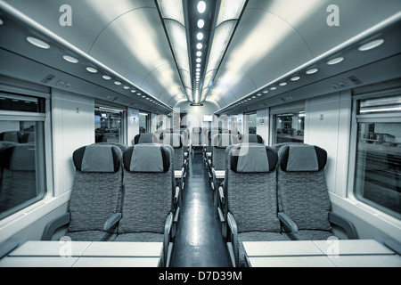 Innenansicht des modernen intercity-high-Speed train Trainer mit Reihen von komfortabel sitzt. Stockfoto