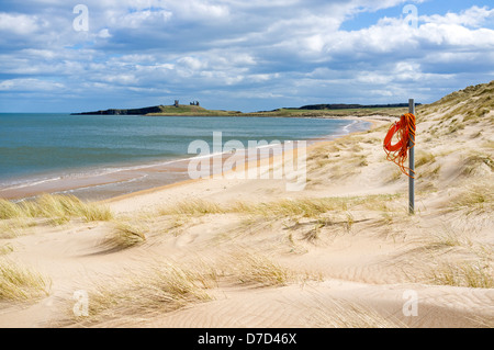 Blick auf die Ruinen von Dunstanburgh Castle über die Bucht über die Sanddünen und Dünengebieten Grass, Dunstanburgh, England Stockfoto