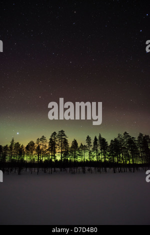 Aurora Borealis Nordlichter auf einem zugefrorenen See in Finnland Stockfoto