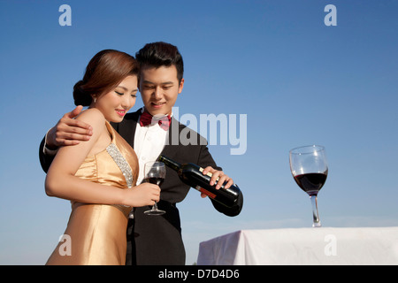 Tragen Abendkleid Mode junger Mann und Frau in der Partei Stockfoto