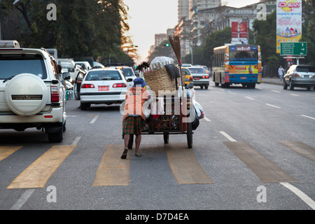 Müll-wagen trotzen den frühen Abend Verkehr in Yangon, Myanmar Stockfoto