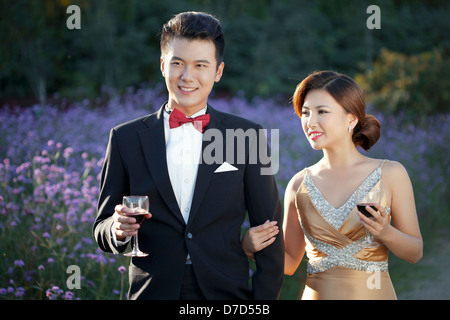 Tragen Abendkleid Mode junger Mann und Frau in der privaten Anwesen Stockfoto