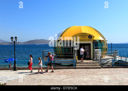 Sommer-Blick auf das Tourist Information Center, Stadt Saranda, Saranda Bezirk, Südalbanien, Europa Stockfoto