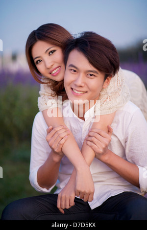 Junges Paar am romantischen Umarmung Stockfoto