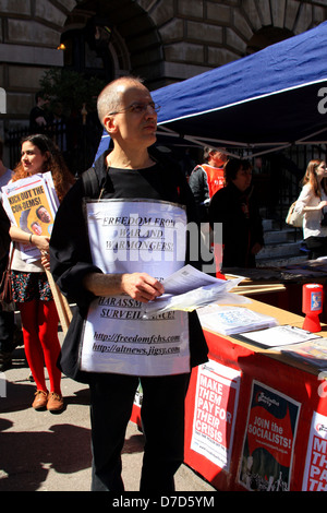 Maikundgebung, London. Ein Teilnehmer verteilt Literatur fordern ein Ende der Kriege auf der ganzen Welt. Stockfoto