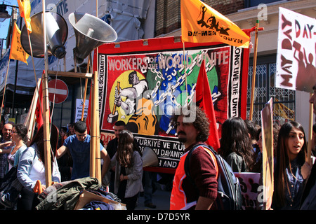 Maikundgebung London, 2013. Menschen versammeln sich in Clerkenwell Green an der Kundgebung teilzunehmen. Stockfoto