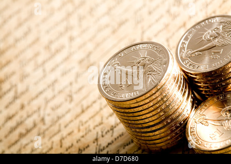 Dollar-Münzen - Stapel neuer 1 US-Dollar-Münzen auf die Declaration of Independence. Stockfoto