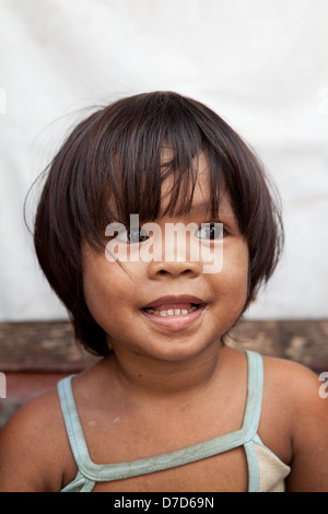 Porträt eines liebenswert asiatische Mädchen aus verarmten Gegend in den Philippinen. Stockfoto