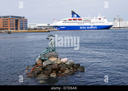 DFDS Autofähre Krone Seaways festgemacht im südlichen frei Hafen Kopenhagen mit einer modernen Version von The Little Mermaid Stockfoto