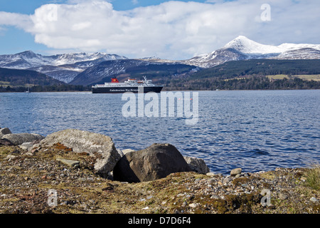 Caledonian Macbrayne Autofähre Neukaledonischen Inseln in Brodick Bay auf der Strecke von Brodick Arran nach Ardrossan mit Ziege fiel Recht Stockfoto