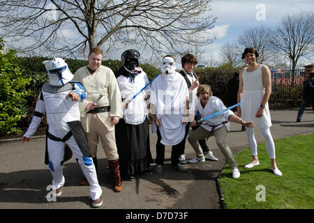 Glasgow, Schottland. 4. Mai 2013. Rugby-Fans verkleidet als ihren Lieblings Star Wars-Charaktere in diesem Jahre "Movie Theme" während der Emirates Airline Glasgow 7 s. Bildnachweis: Elsie Kibue / EK13 Fotos / Alamy Live News Stockfoto