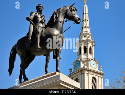 London, England, Vereinigtes Königreich. Statue (1843: Sir Francis Chantrey) von König George IV (1762-1830) auf dem Trafalgar Square. Stockfoto