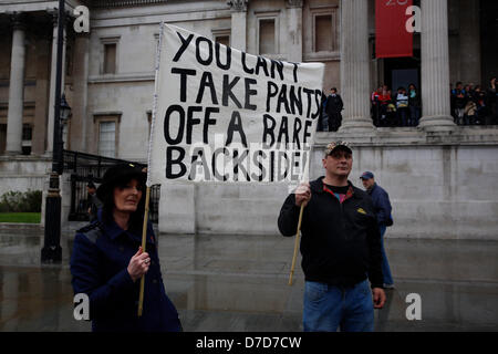 London, UK. 4. März 2013. Die anonyme Demonstranten versammelten sich am Trafalgar Square gegen Austerität und Regierung Kürzungen zu protestieren. Bildnachweis: Lydia Pagoni / Alamy Live News Stockfoto