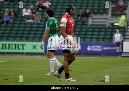 Glasgow, Schottland. 4. Mai 2013. Biko Adema von Kenia mit dem Ball an der Emirates Airline Glasgow 7 s. Südafrika schlagen Kenia 17-14 um die Führung in der ersten Partie der Pool A des Turniers zu übernehmen. Bildnachweis: Elsie Kibue / EK13 Fotos / Alamy Live News Stockfoto