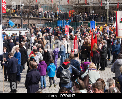1. Mai 2013, Labour Day Feierlichkeiten in Oslo Norwegen Menge hören reden in der Youngstorget Stockfoto