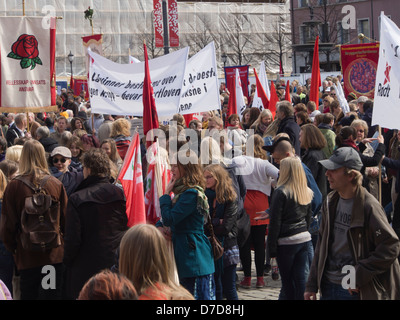 1. Mai 2013, Labour Day Feierlichkeiten in Oslo Norwegen Menge hören reden in der Youngstorget Stockfoto