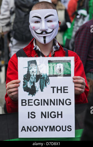 London, UK. 4. Mai 2013. Ein Mitglied der Online-Hacker kollektiven "Anonymous" am Trafalgar Square. Bildnachweis: Rob Pinney / Alamy Live News Stockfoto