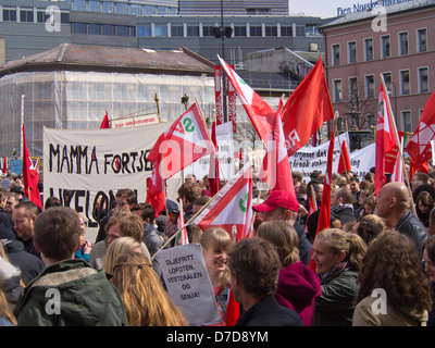 1. Mai 2013, Labour Day Feierlichkeiten in Oslo Norwegen Publikum mit Banner reden in Youngstorget Stockfoto