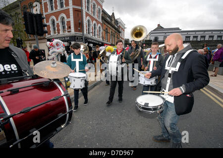 Londonderry, Nordirland, Vereinigtes Königreich. 4. Mai 2013. JayDee 8 - führt Stück Brass Band der Jazz Festival Streetparade in UK Kulturstadt für das Jahr 2013. Hunderte von jazz-Liebhaber teilgenommen in einem New Orleans zweite Linie Besitz durch Londonderrys Innenstadt. Bildnachweis: George Sweeney / Alamy Live News. Bildnachweis: George Sweeney 2013 Stockfoto